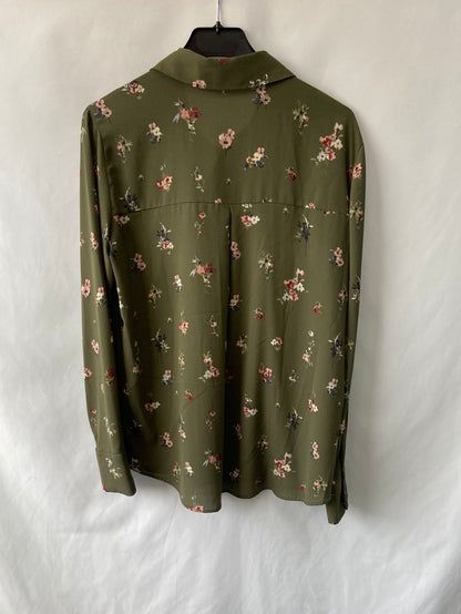 BERSHKA. Camisa verde flores T.M