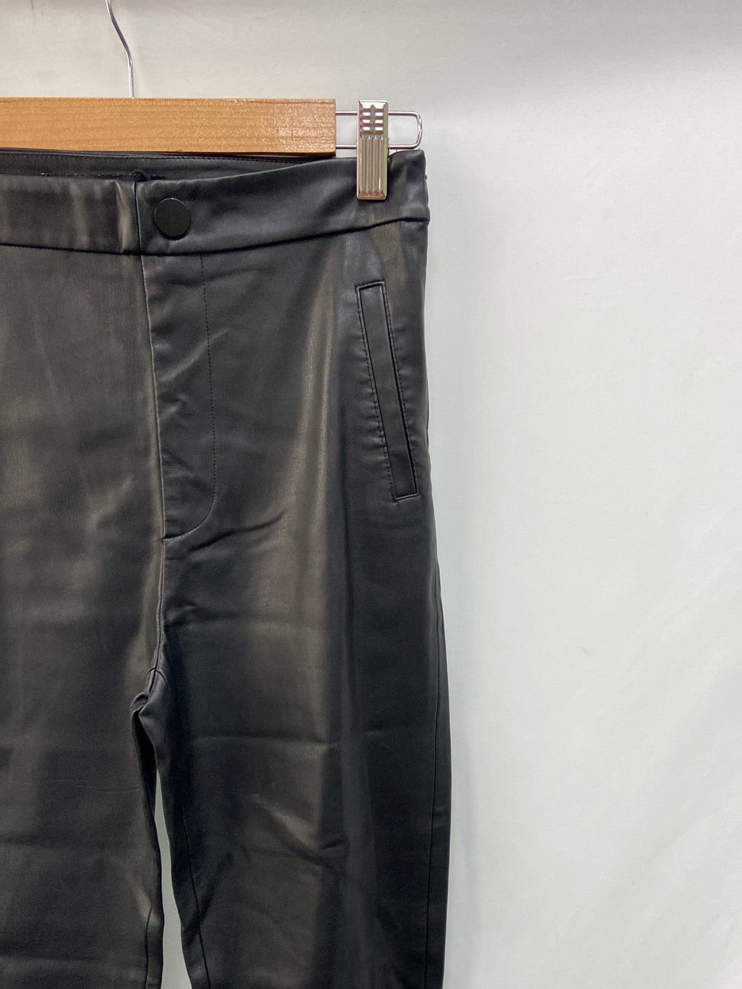 ZARA. Pantalón polipiel negro T.S