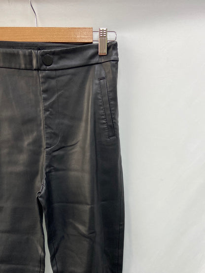 ZARA. Pantalón polipiel negro T.S