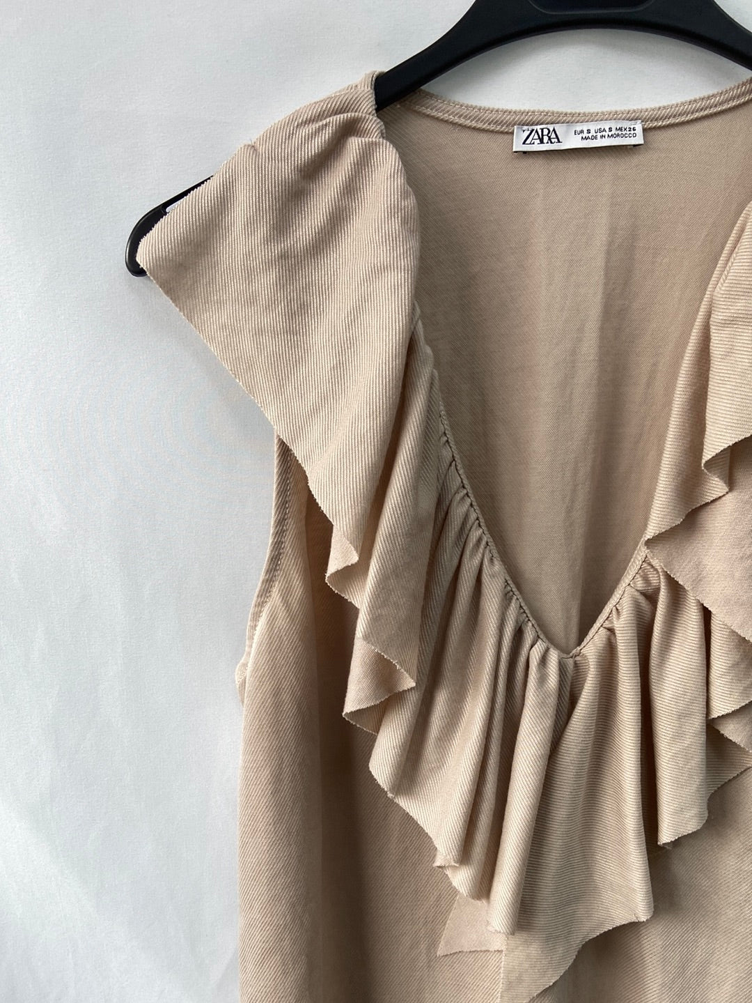ZARA.Vestido beige volante T.S