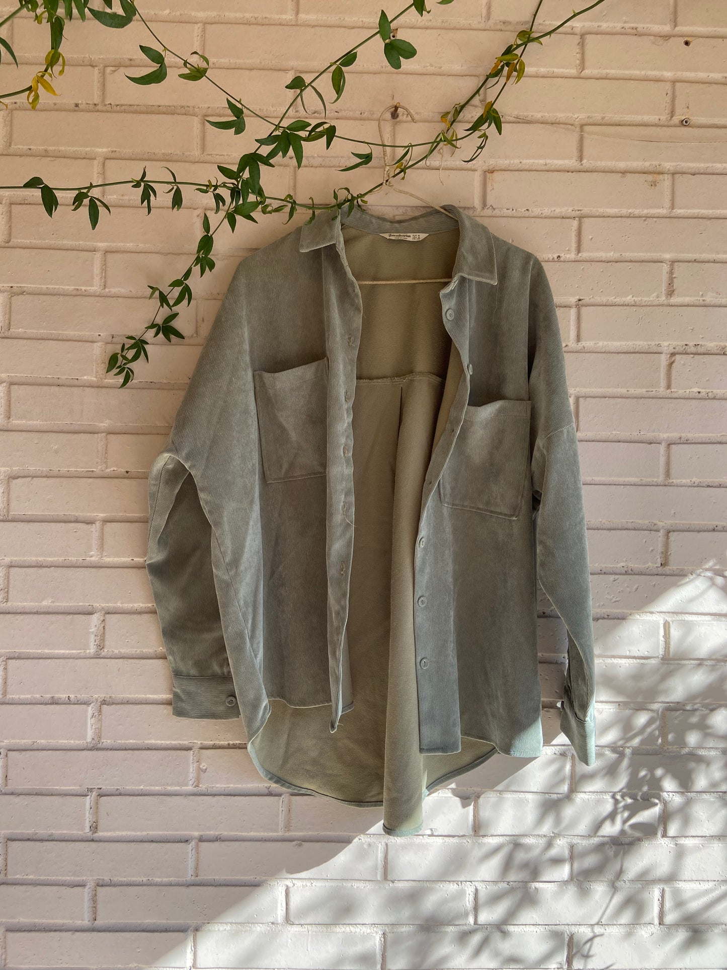 STRADIVARIUS. camisa/sobrecamisa pana verde T.m