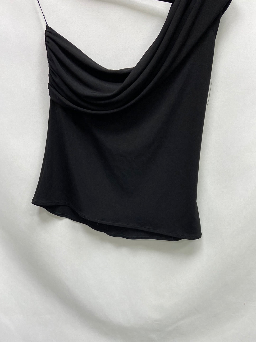 MarketVENENO EN LA PIEL.Top negro asimétrico T.36