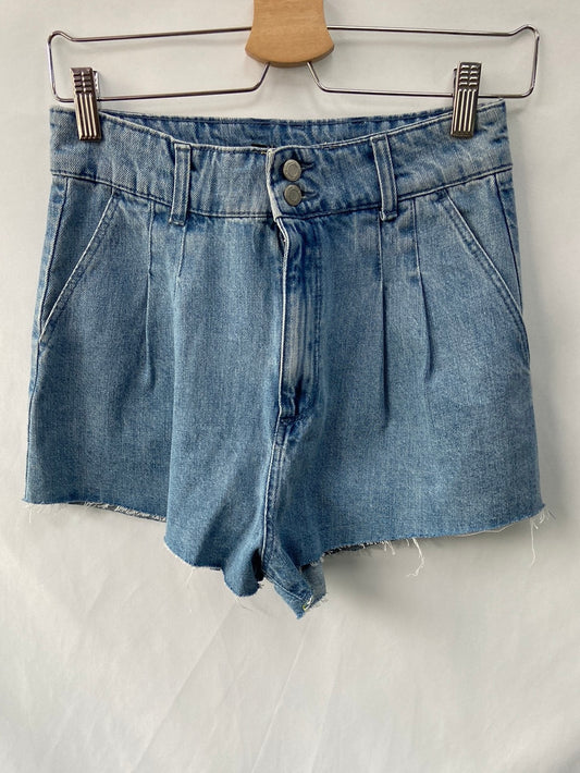 BERSHKA.Shorts denim pinzas T.36