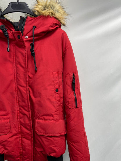 BERSHKA. Abrigo rojo impermeable T.m