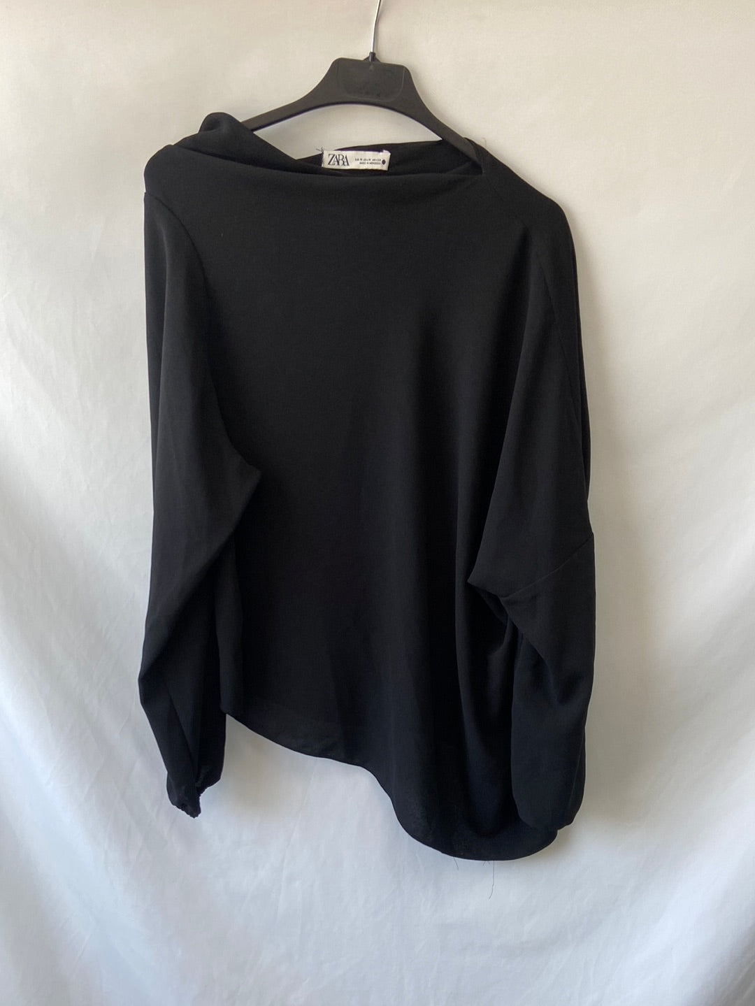 ZARA. Blusa negra oversized asimétrica T.m