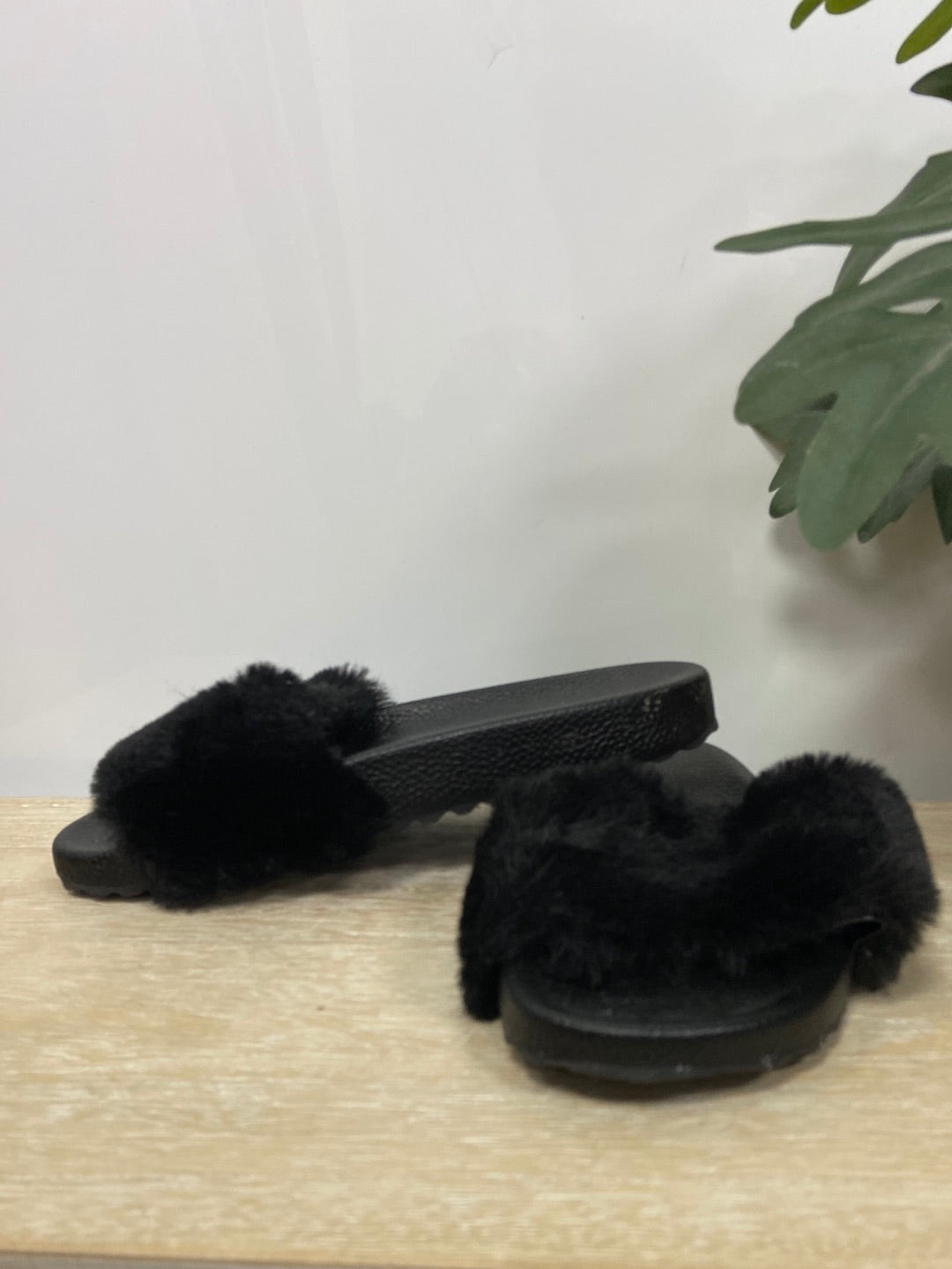 OTRAS. Sandalias/chanclas pelito negro T.38