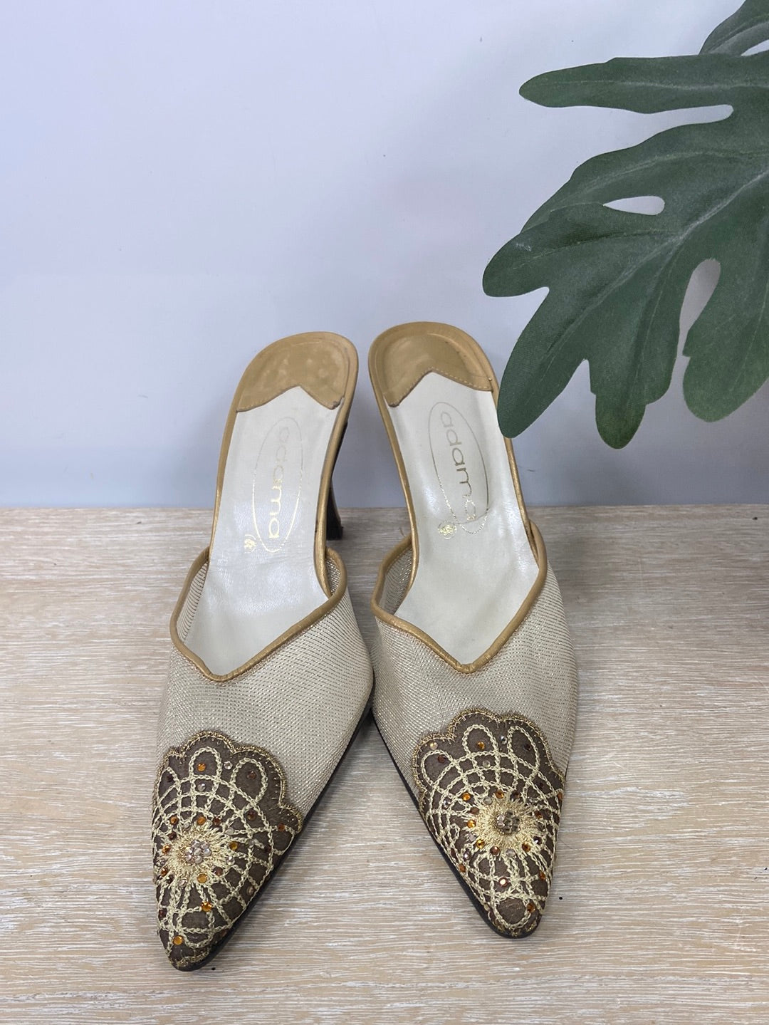 ADAMA.Tacón rejilla dorado T.38