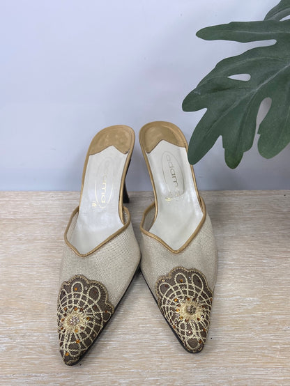 ADAMA.Tacón rejilla dorado T.38