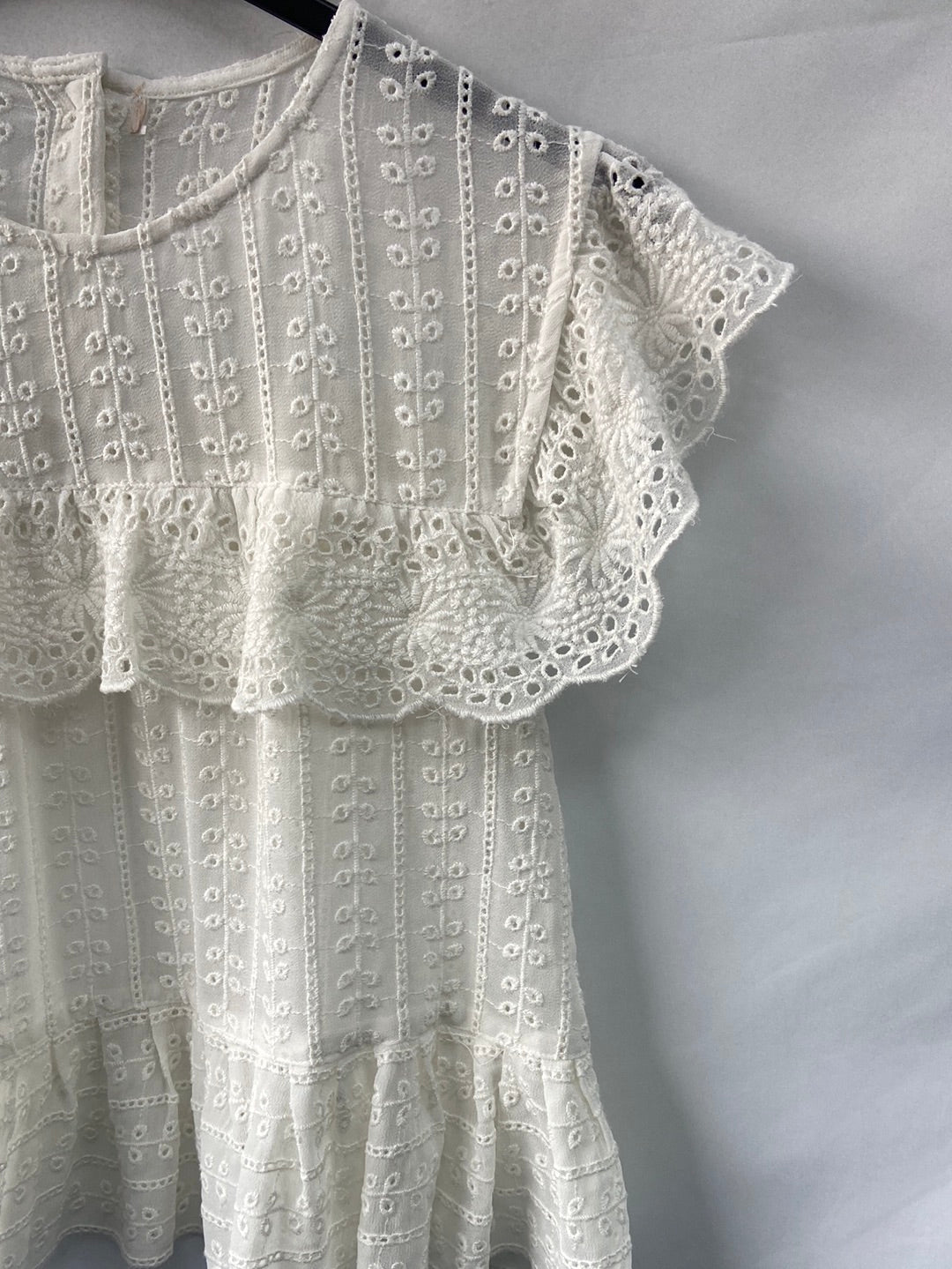 OTRAS.Blusa blanca troquelada T.xs