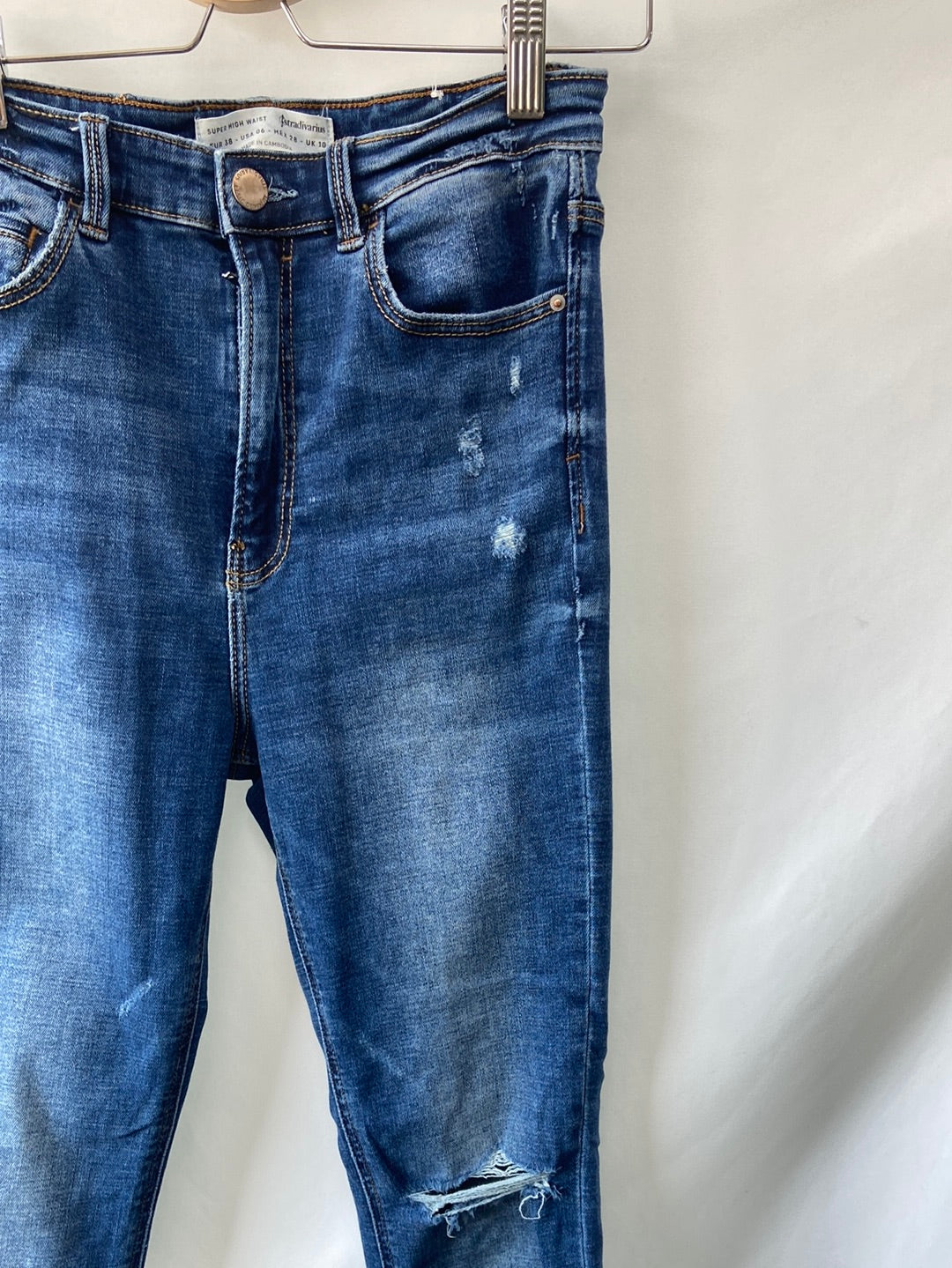 STRADIVARIUS.Pantalones vaqueros cintura alta T.38