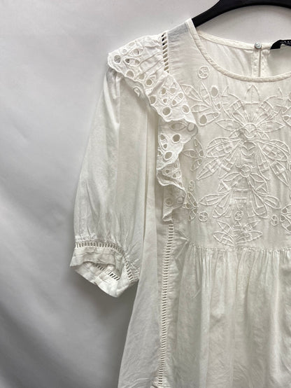 ZARA.Blusa volantes troquelada T.XS (Tara)