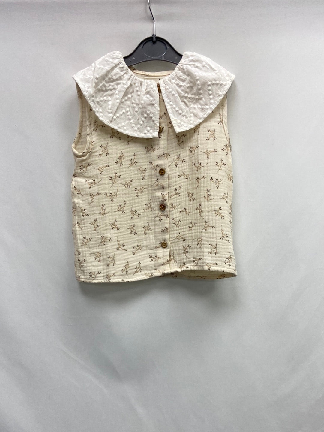 MIJI.Blusa beige sin mangas 4 años