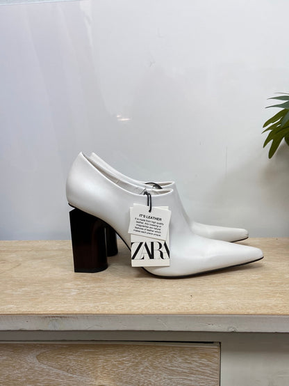 ZARA. Botines tobillero blancos T.36