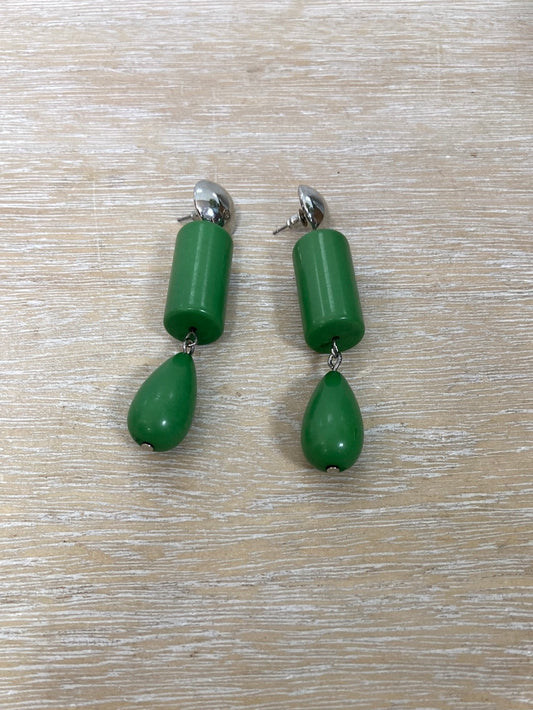 OTRAS. Pendientes largos tipo madera verdes