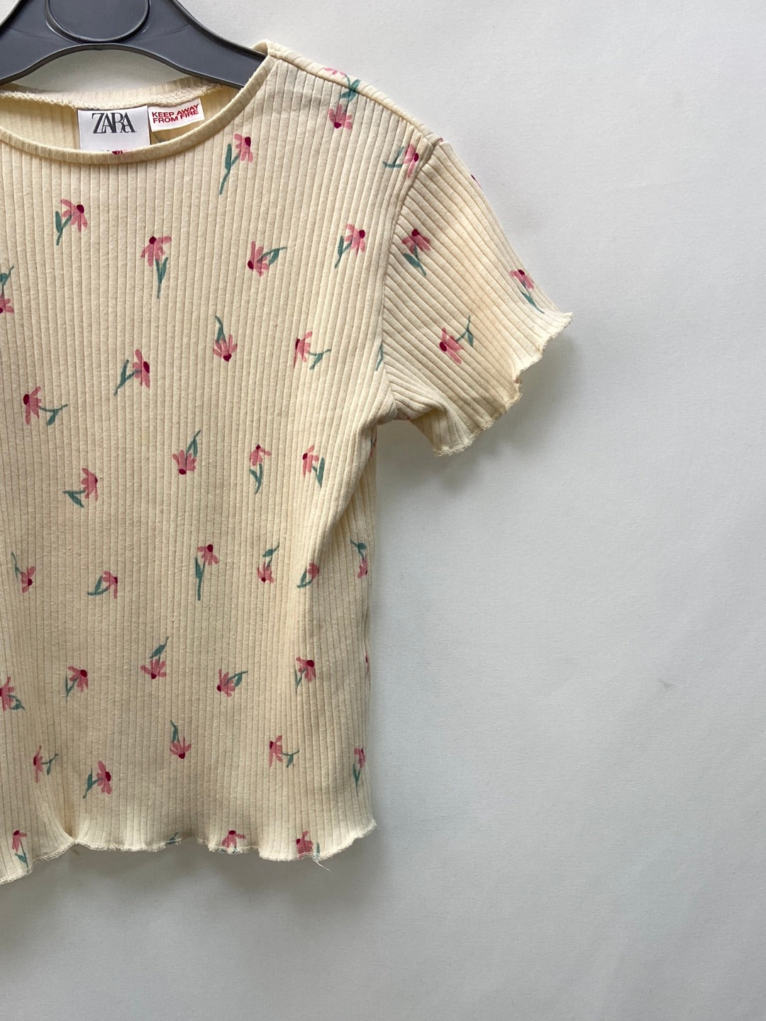 ZARA. Camiseta beige flores  T.12-18 meses