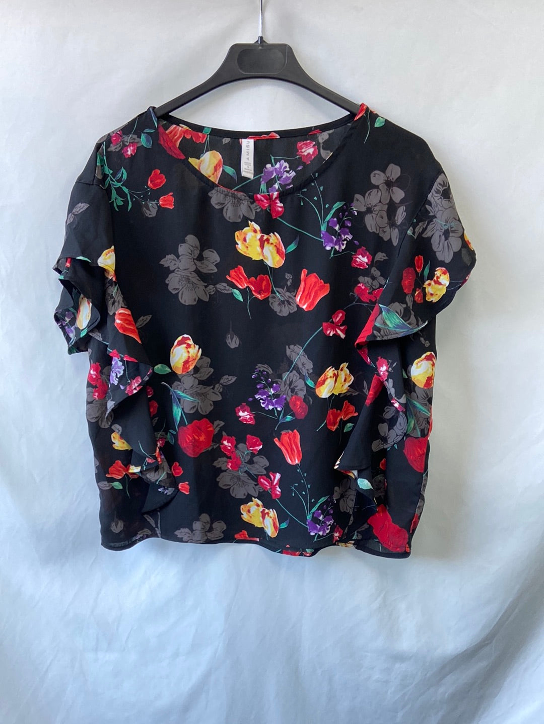 AMISU.Black blouse with ruffled flowers TS