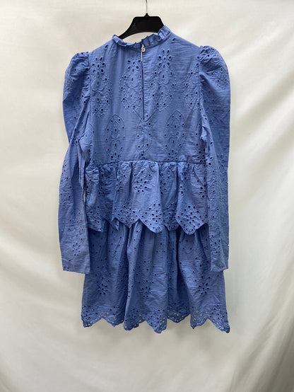 BBWM.Vestido corto azul troquelado T.M