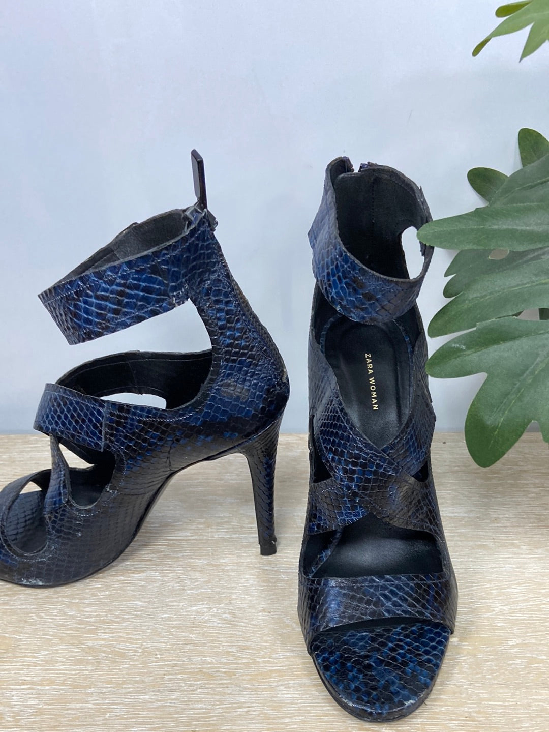ZARA. Snake strap heels S.39