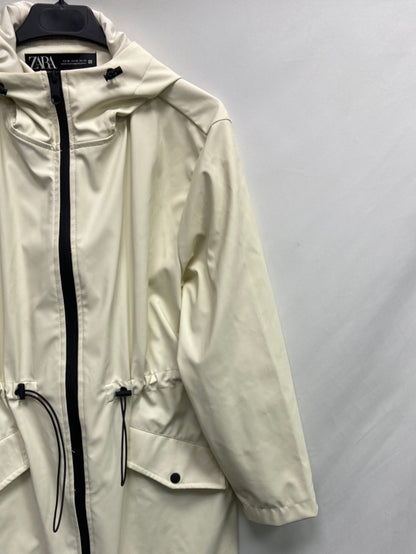 ZARA. Beige waterproof parka T.xs