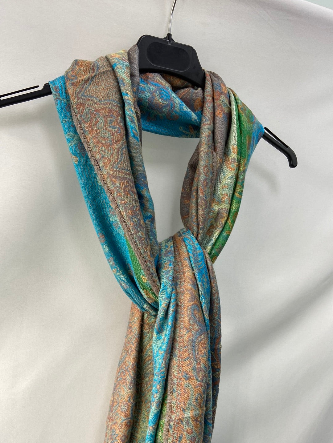 OTRAS. Pasmina tonos verdes y azules