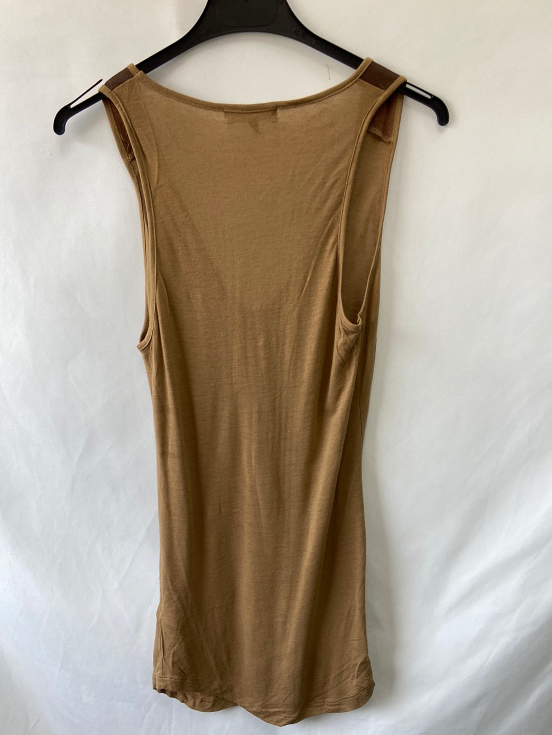 MASSIMO DUTTI.Camiseta camel detalle polipiel T.m