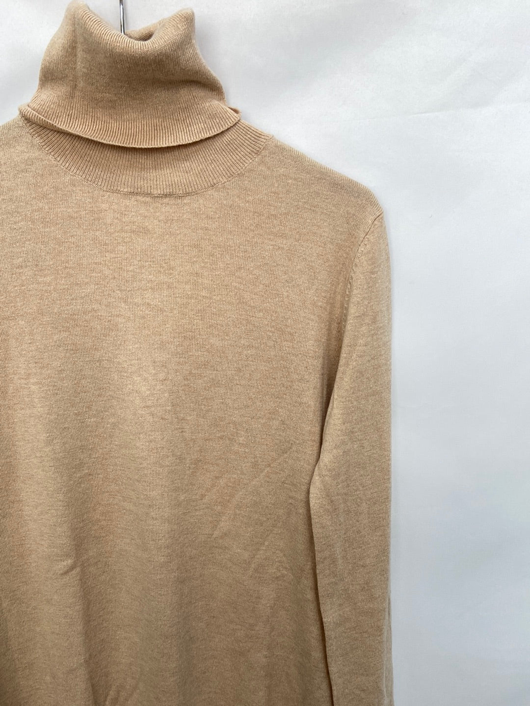 UTERQÜE. Jersey beige largo cuello vuelto T.s