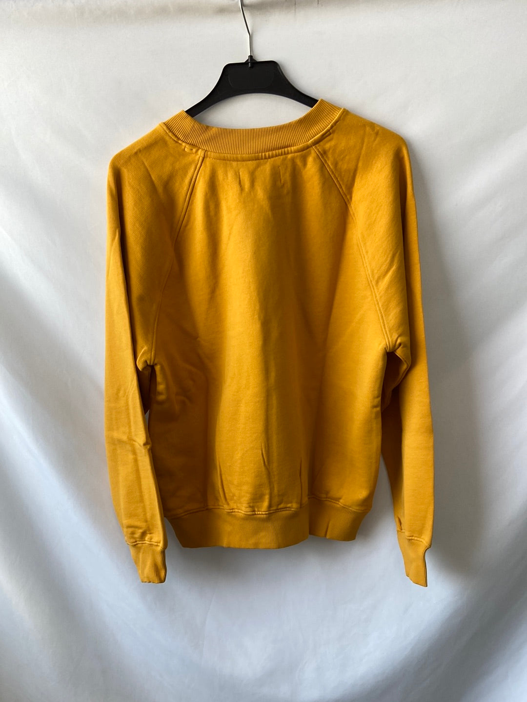 THINKING MU. Sudadera mostaza letras T.s