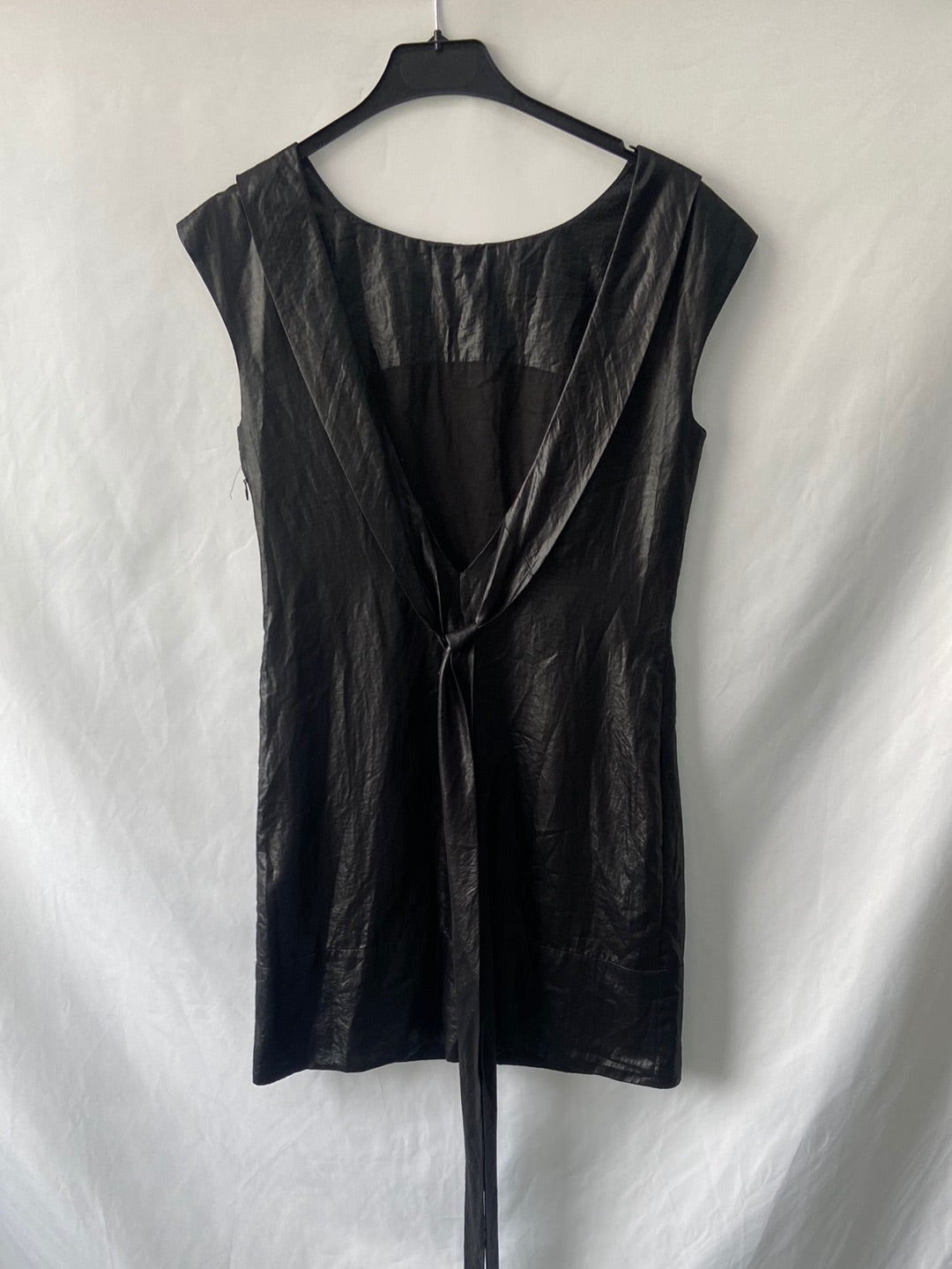 DNKY JEANS. Vestido negro satinado T.34