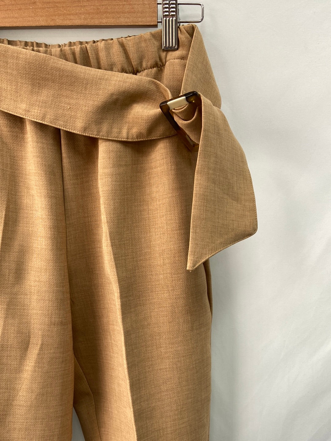 ZARA.Pantalones pinza camel T.XS
