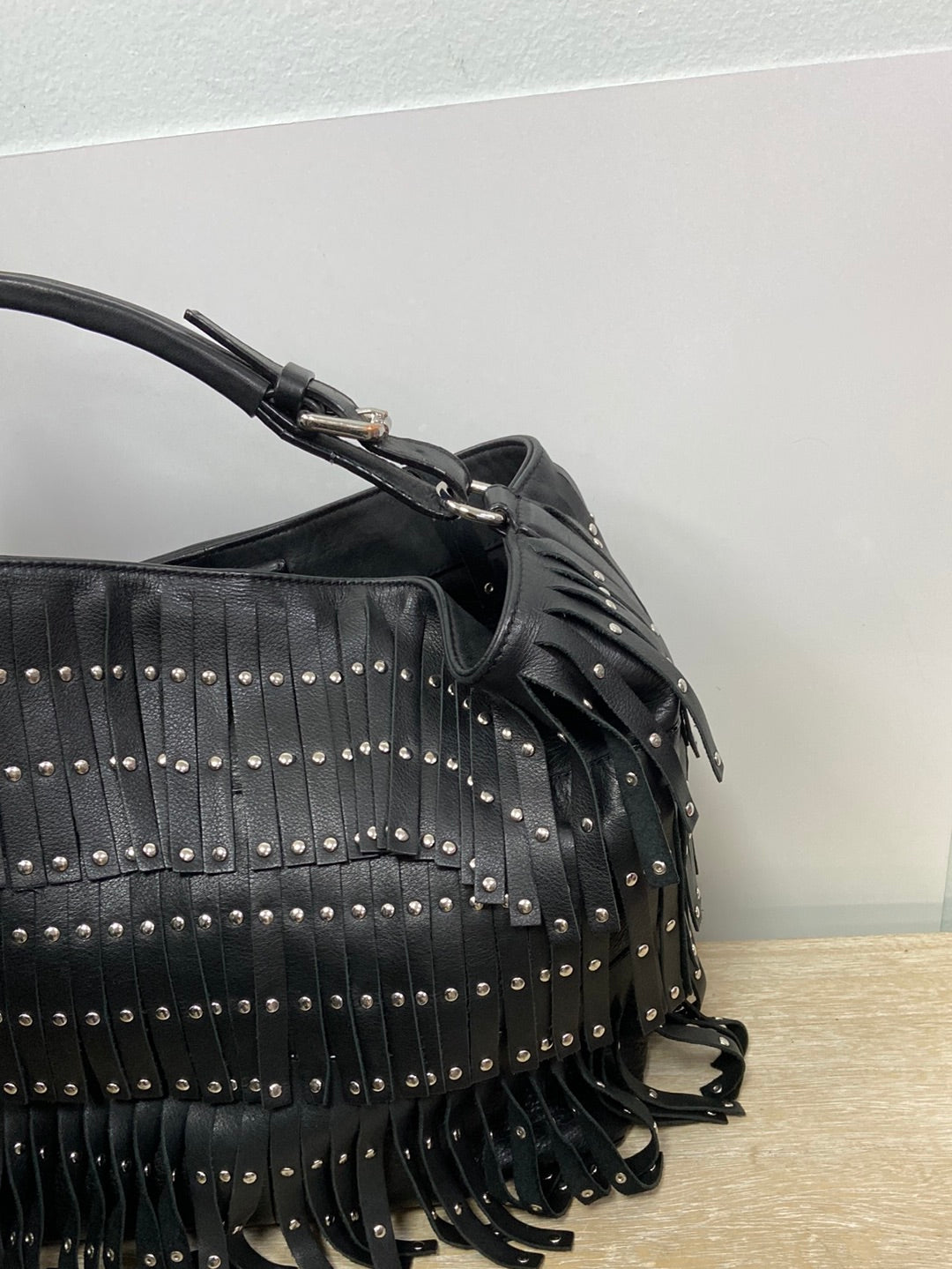 MarketUTERQÜE.Bolso negro flecos y tachuelas