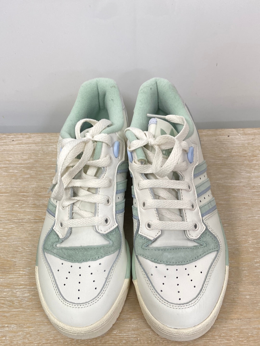 ADIDAS.Zapatillas tonos pastel T.38