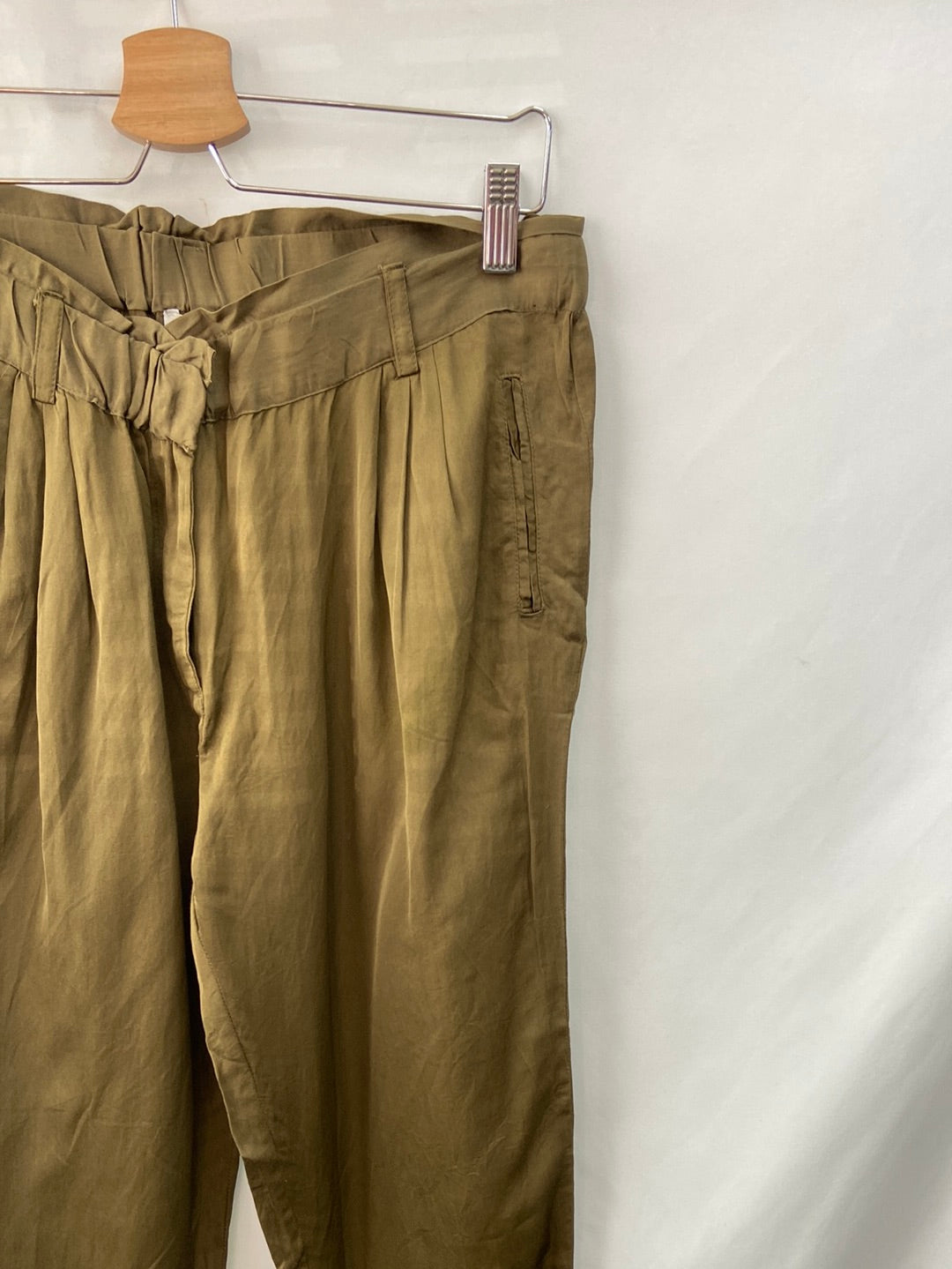 NATURA. Pantalón fluido slouchy verde T.l
