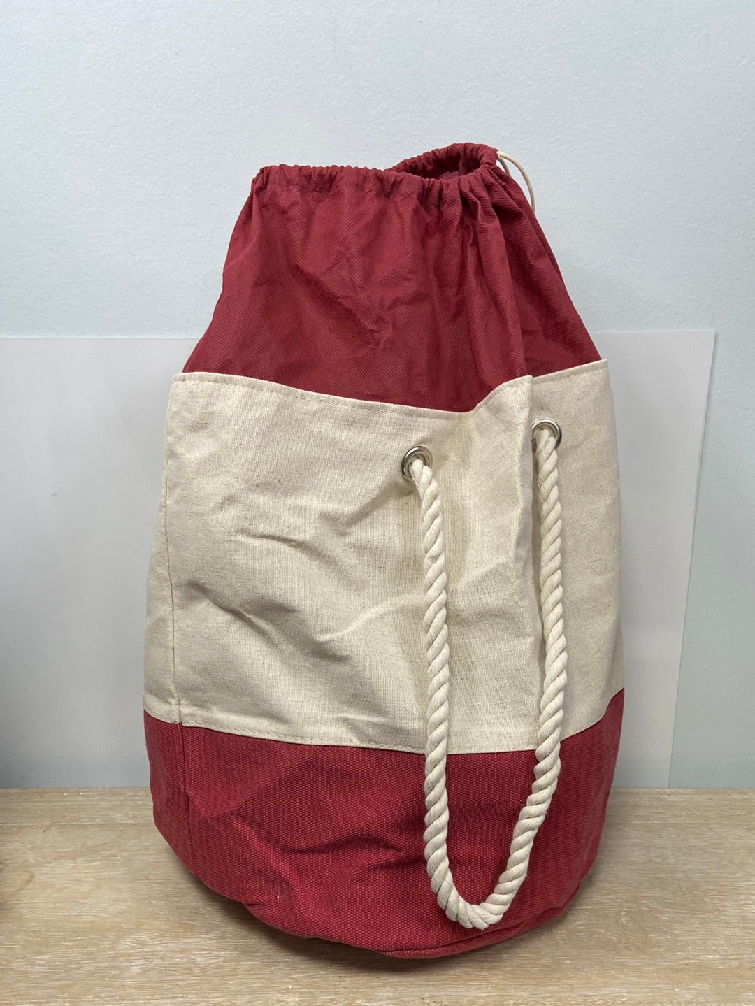 OTRAS. Bolso burdeos y beige estilo saco