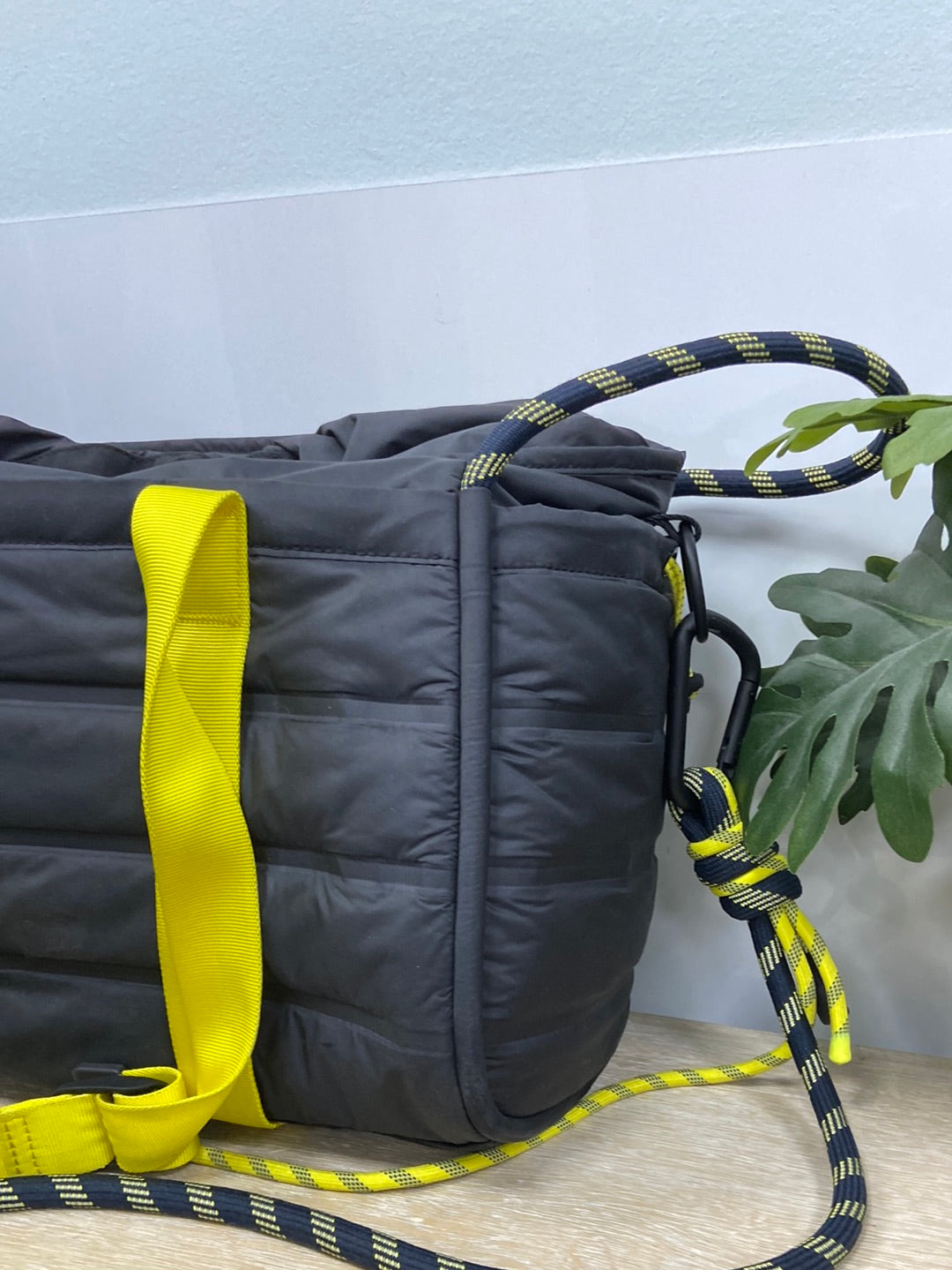 LULULEMON.Bolsa deportiva acolchada