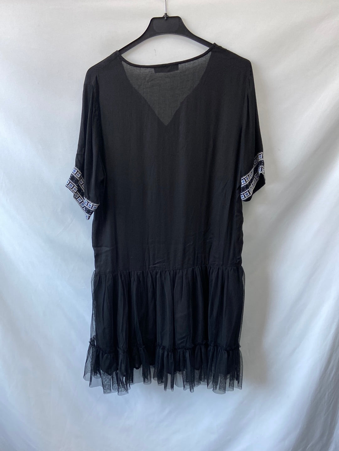 CHIKTONES.Vestido negro gasa volante T.M
