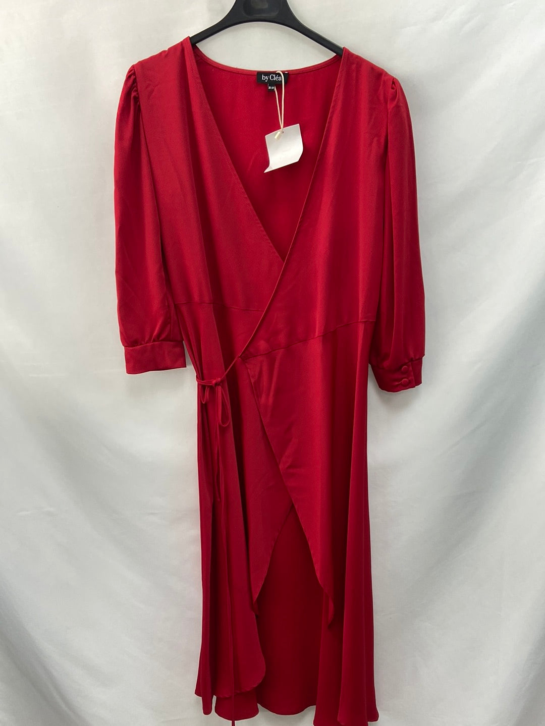 BY CLÉA.Vestido midi rojo cruzado (36/38 y 40/42)