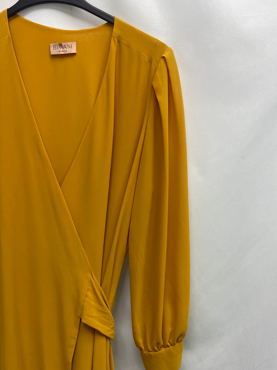 BIMANI. Vestido cruzado mostaza T.m