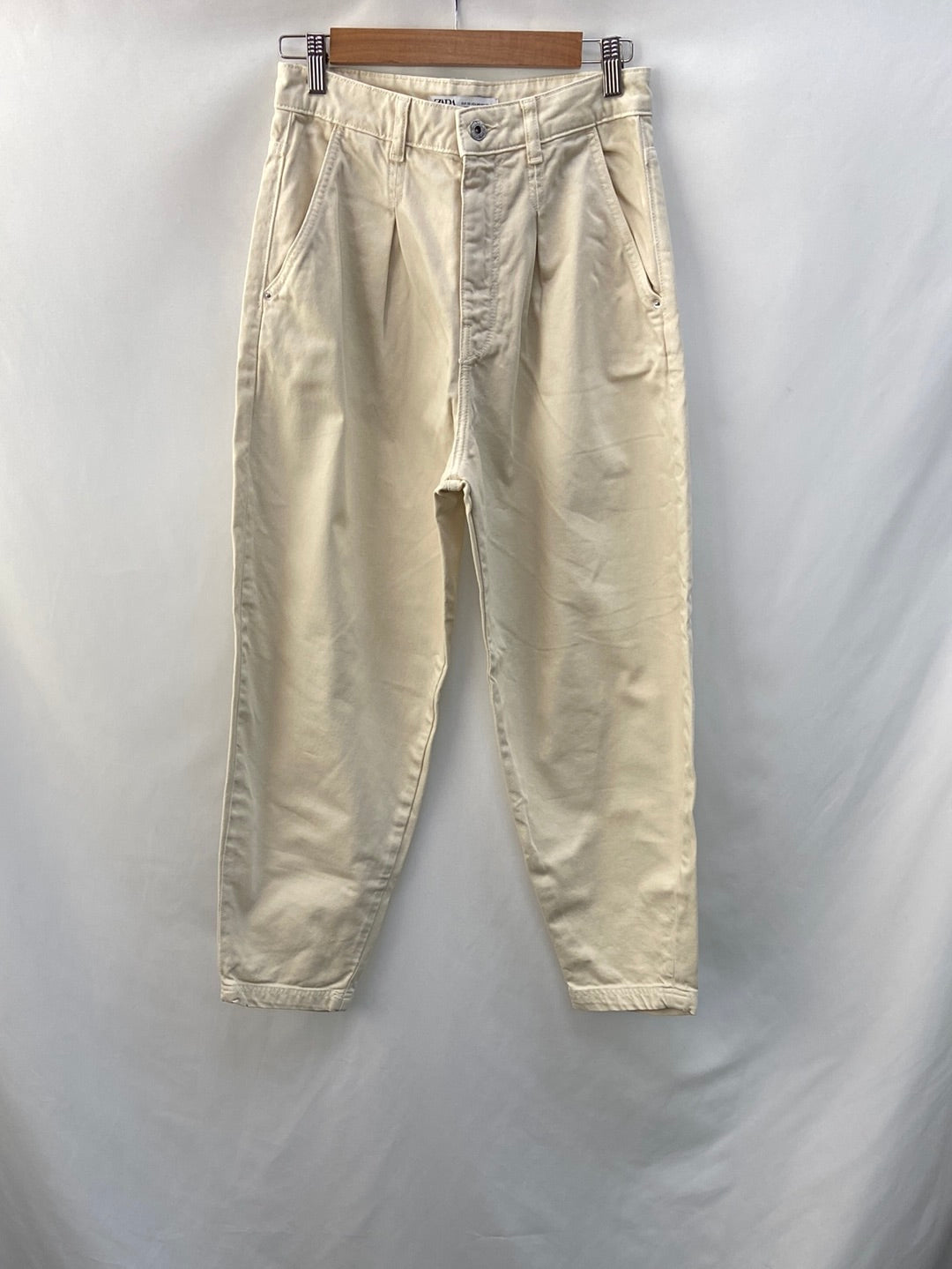 ZARA. Pantalón beige slouchy T.36