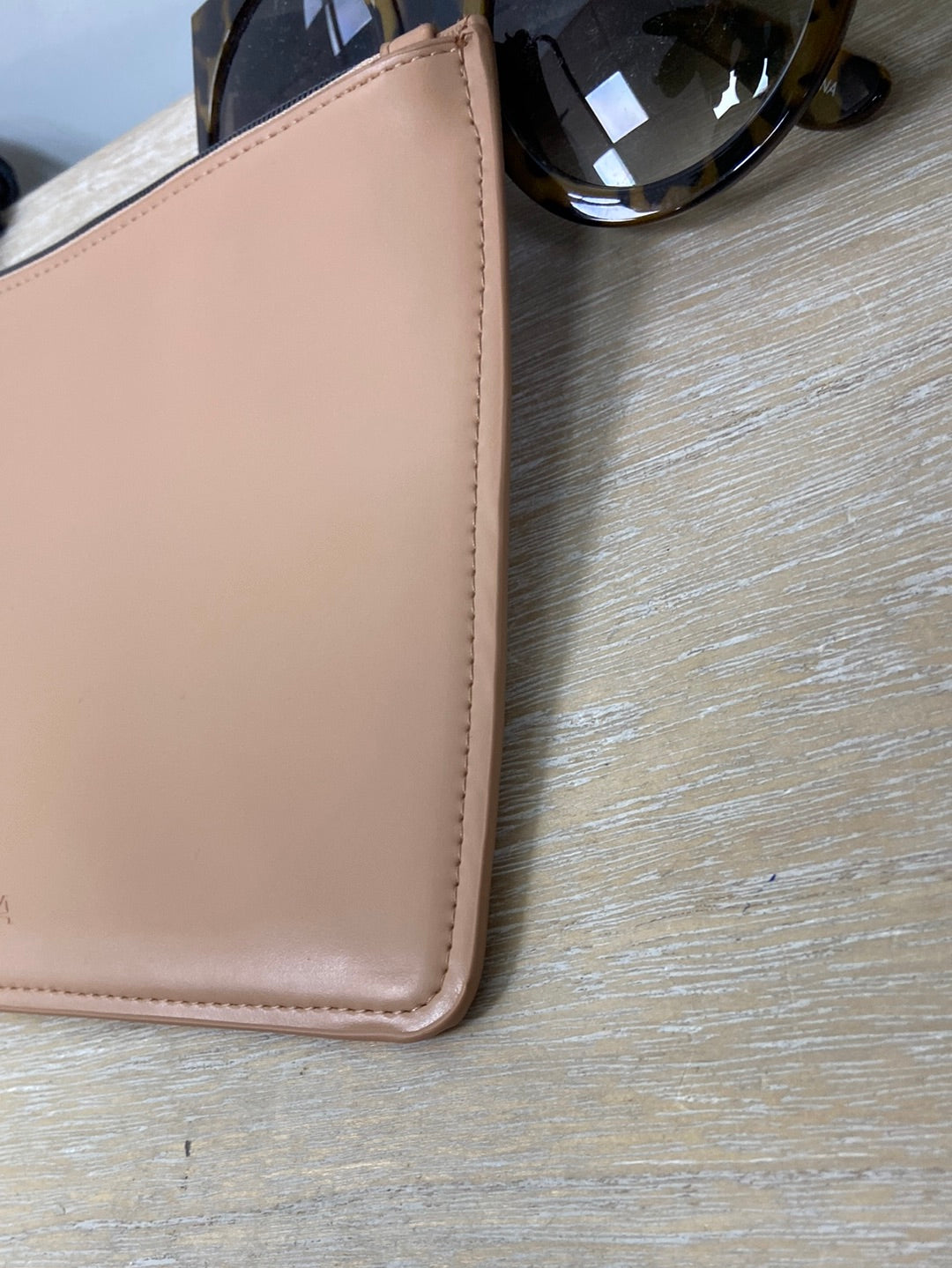 ALAÏA. Nude hand letter