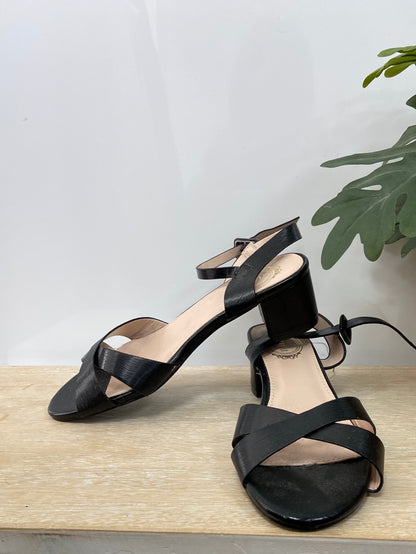 RIANDA. Sandalia negra T.38