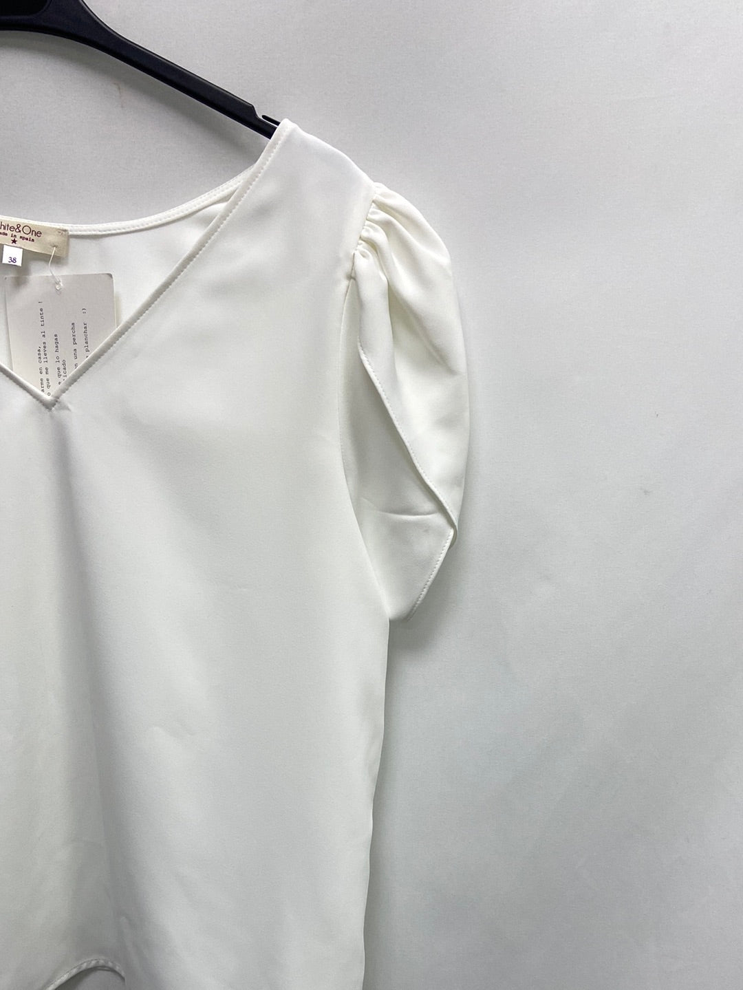 WHITE&amp;ONE. White short-sleeved blouse S.38 (Tara)