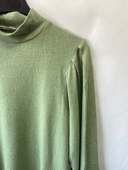 STRADIVARIUS.Pastel green ts soft sweater