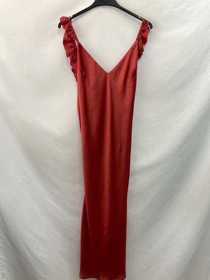 BY CLÉA.Vestido midi naranja satinado (36,38,40)