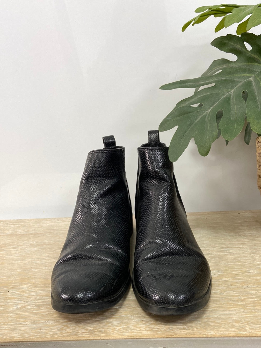 STRADIVARIUS. Botin  plano tejido serpiente T.36