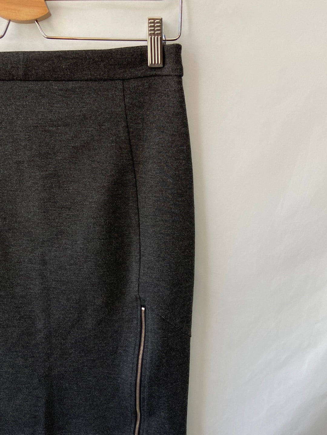 GATTA. Tl elastic gray skirt