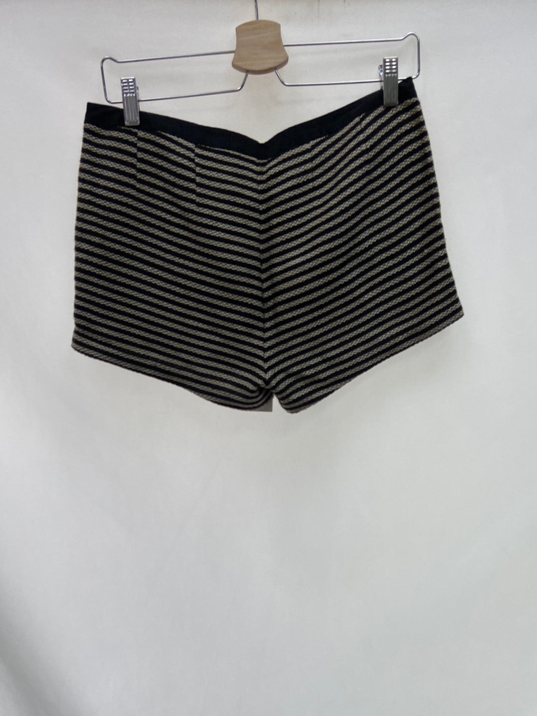 STRADIVARIUS. Embroidered shorts T.38