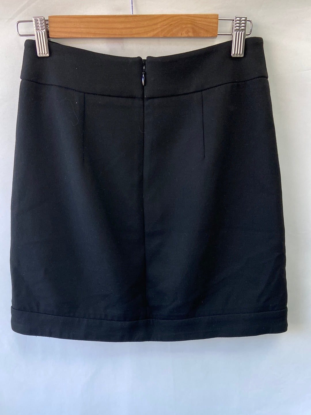 ZARA. Falda negra cruzada T.xs