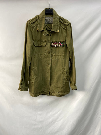 ZARA. sobrecamisa verde abalorios T.s
