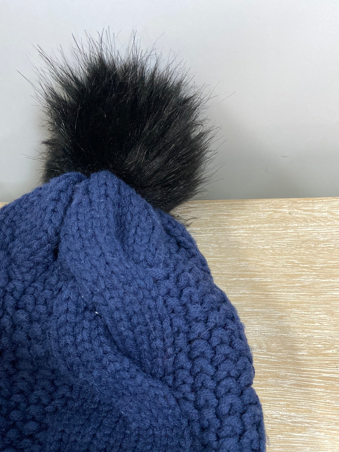 OTRAS.Gorro lana azul pompón