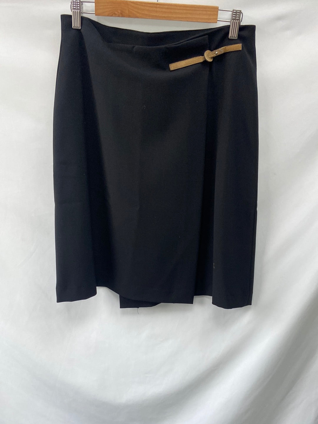 OTRAS.Falda negra cruzada T.40